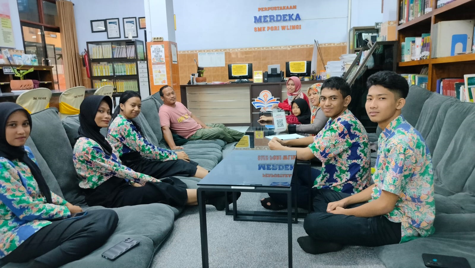 AKTIF: Anak-anak yang tergabung dalam Hammer Literasi saat di Perpustakaan Merdeka SMK PGRI Wlingi.