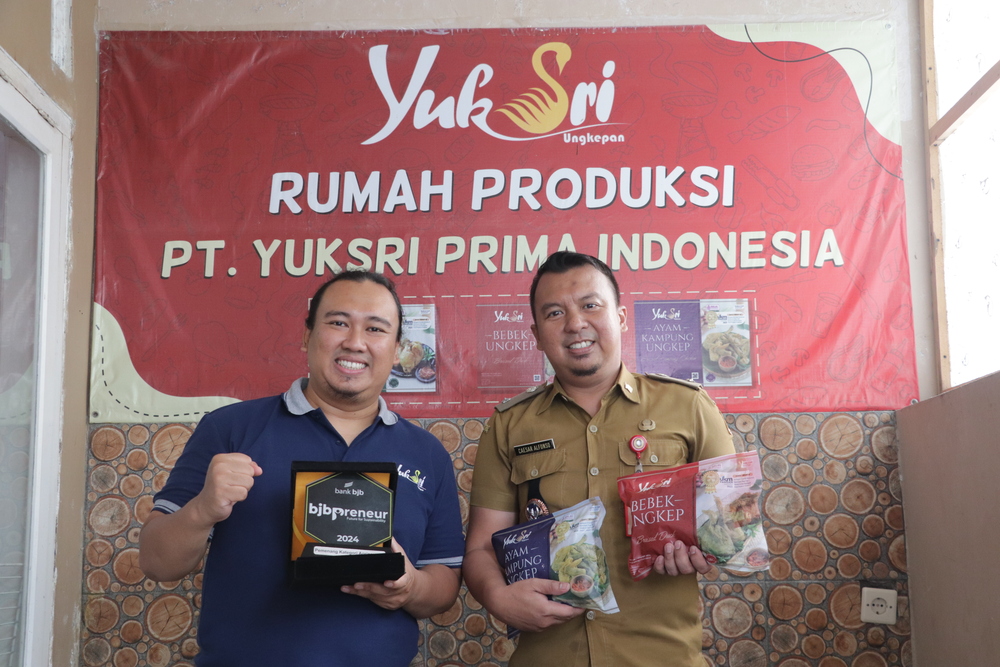 PEJUANG USAHA: Lurah Klampok Mohammad Caesar Alfonso dan Wijaya Prima Saputra menunjukkan salah satu produk unggulan Bebek Ungkep Yuk Sri di rumah produksinya di Kelurahan Klampok, Jumat (31/5).