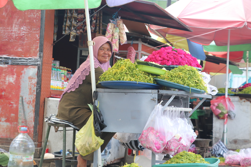 MENUNGGU PEMBELI: Kondisi lapak pedagang bunga tabur di Jalan Mawar, Kota Blitar, Sabtu (1/6).