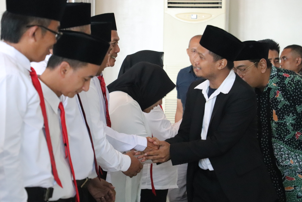 SIAP BERTUGAS: Komisioner Bawaslu dan KPU Kota Blitar memberi selamat pada Panwaslu Kelurahan yang terlantik.
