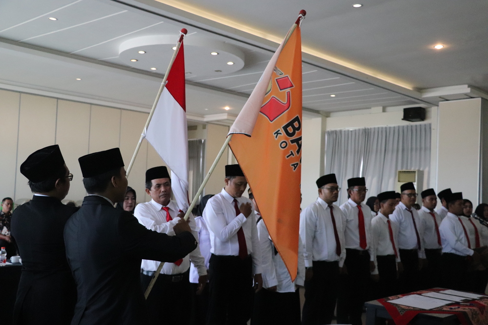 AMANAH: Panwaslu Kelurahan terpilih mengucapkan sumpah saat dilantik, kemarin