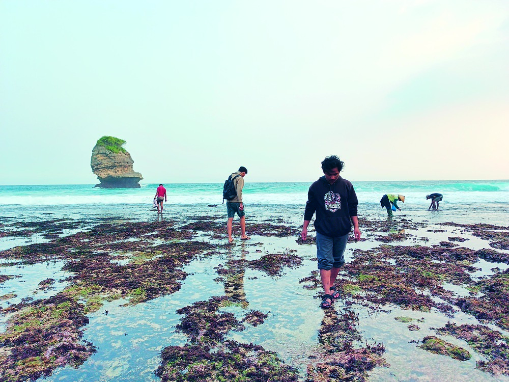 LIBURAN: Beberapa pengunjung menikmati suasana Pantai Pudak di Desa Ngadipuro, Kecamatan Wonotirto, kemarin (2/6).
