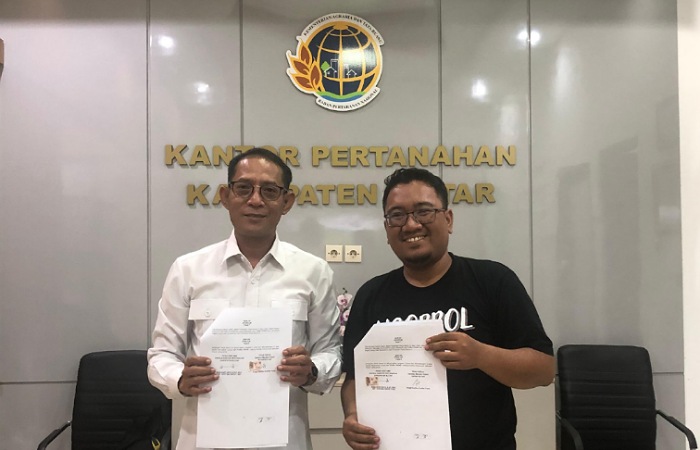 SINERGI: Kepala ATR/BPN Kabupaten Blitar Budi Hartanto dan Asisten Manajer Digital Radar Blitar Anggi Septian A.P, usai MoU terkait peningkatan informasi, Jumat (31/5).