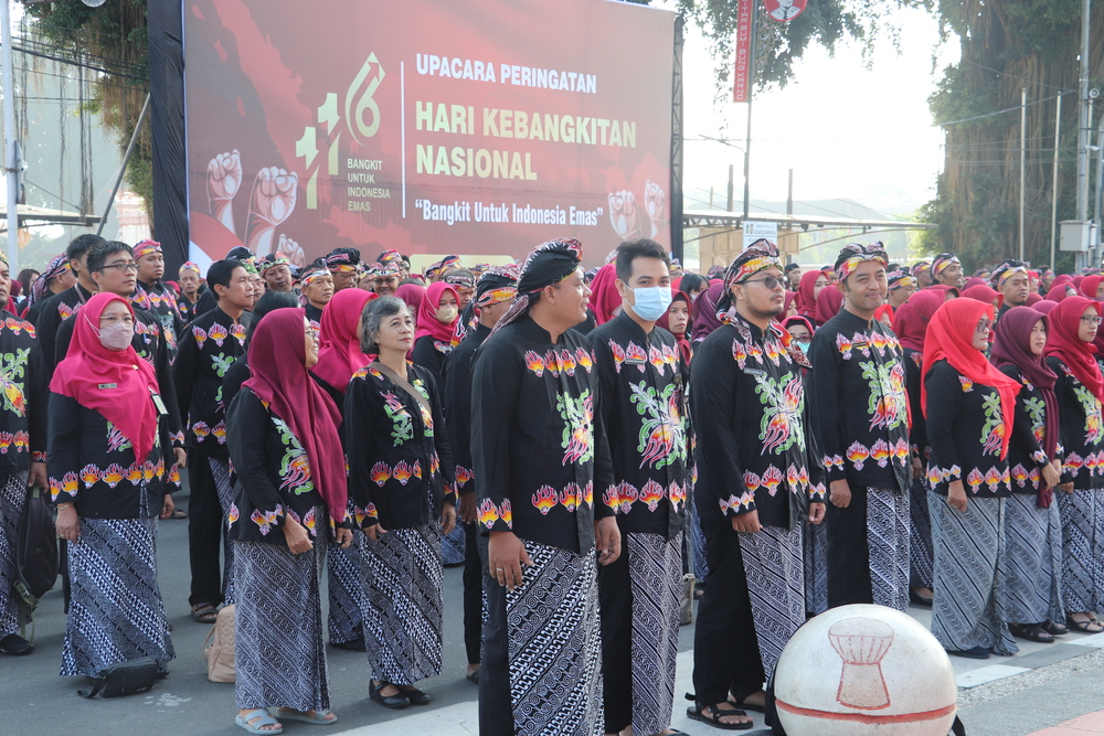DISIPLIN: Sejumlah ASN Kota Blitar mengikuti upacara Harkitnas beberapa waktu lalu di Kantor Wali Kota Blitar.