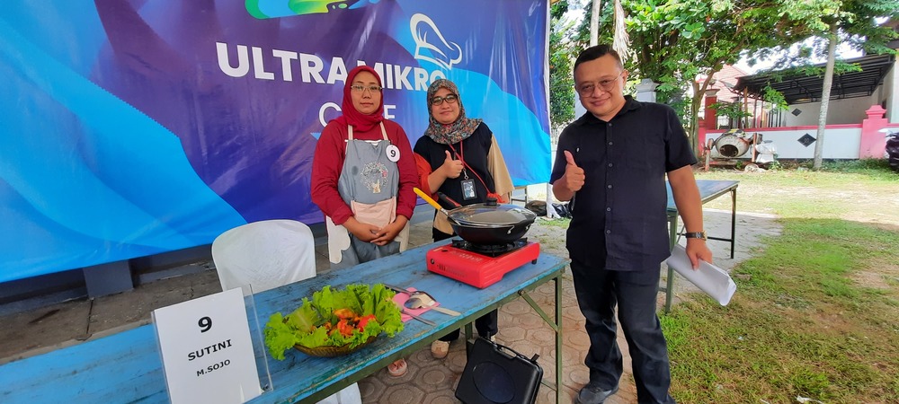SERU: Pemimpin Cabang PNM Blitar, Heri Purwosatriawan, melihat kegiatan Ultra Mikro Chef dinanti para nasabah PNM Mekaar.