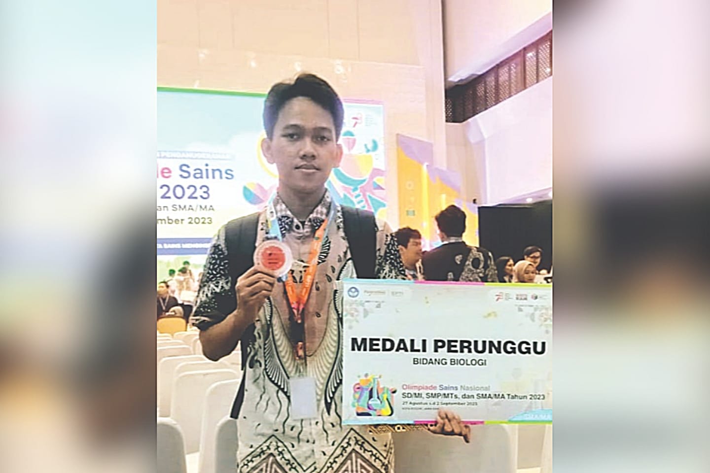 MEMBANGGAKAN: Iqbal berfoto saat meraih medali perunggu disela kegiatan Olimpiade Sains Nasional (OSN) Indonesia.