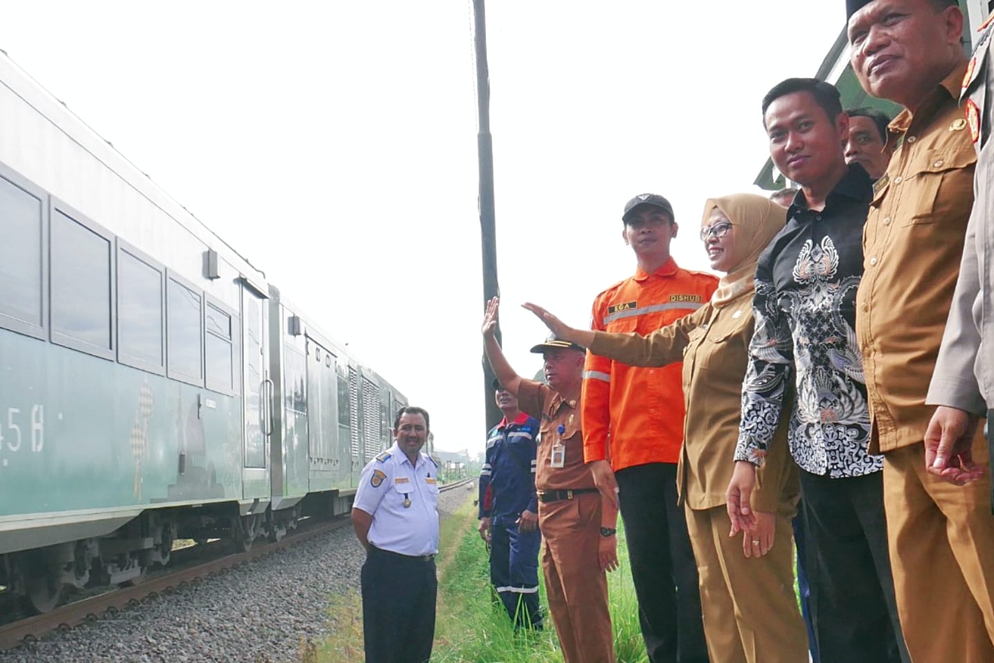 KEAMANAN: Bupati Blitar Rini Syarifah melambaikan tangan saat kereta api melintas usai potong pita peresmian palang pintu di perlintasan KA Kelurahan Bence, Kecamatan Garum, kemarin (4/6).