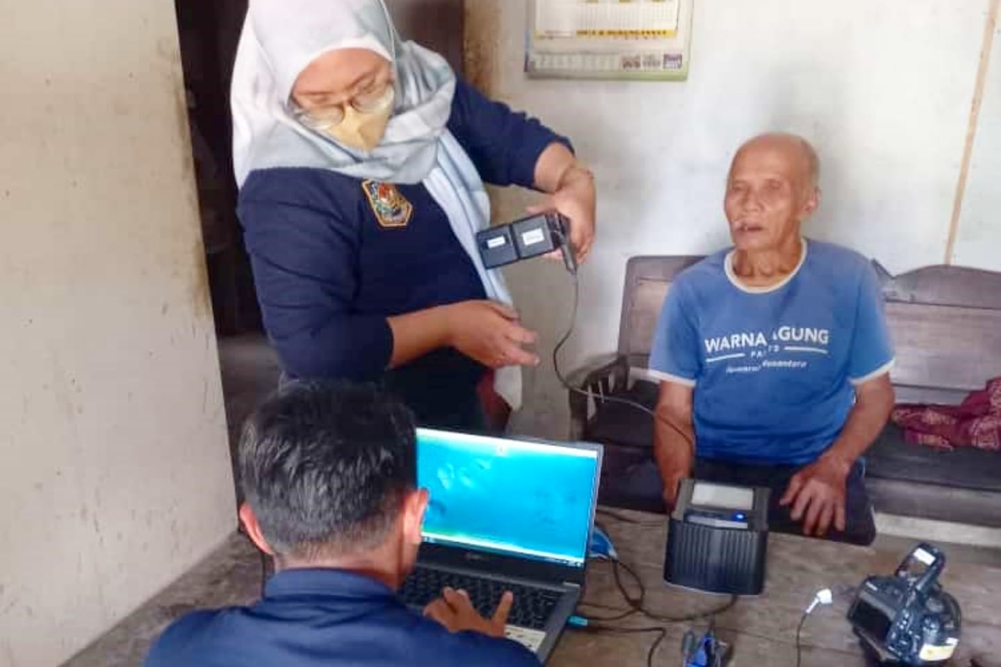 JEMPUT BOLA: Dispendukcapil Kabupaten Blitar mengunjungi rumah warga untuk perekaman dan pendaftaran IKD.