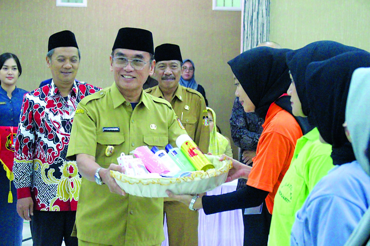 SIMBOLIS: Wakil Wali Kota Tjutjuk Sunario, Bersama Ketua DPRD dr Syahrul Alim, Kepala Dinkopumnaker Juwanto, saat menyerahkan alat penunjang kegiatan pelatihan ke