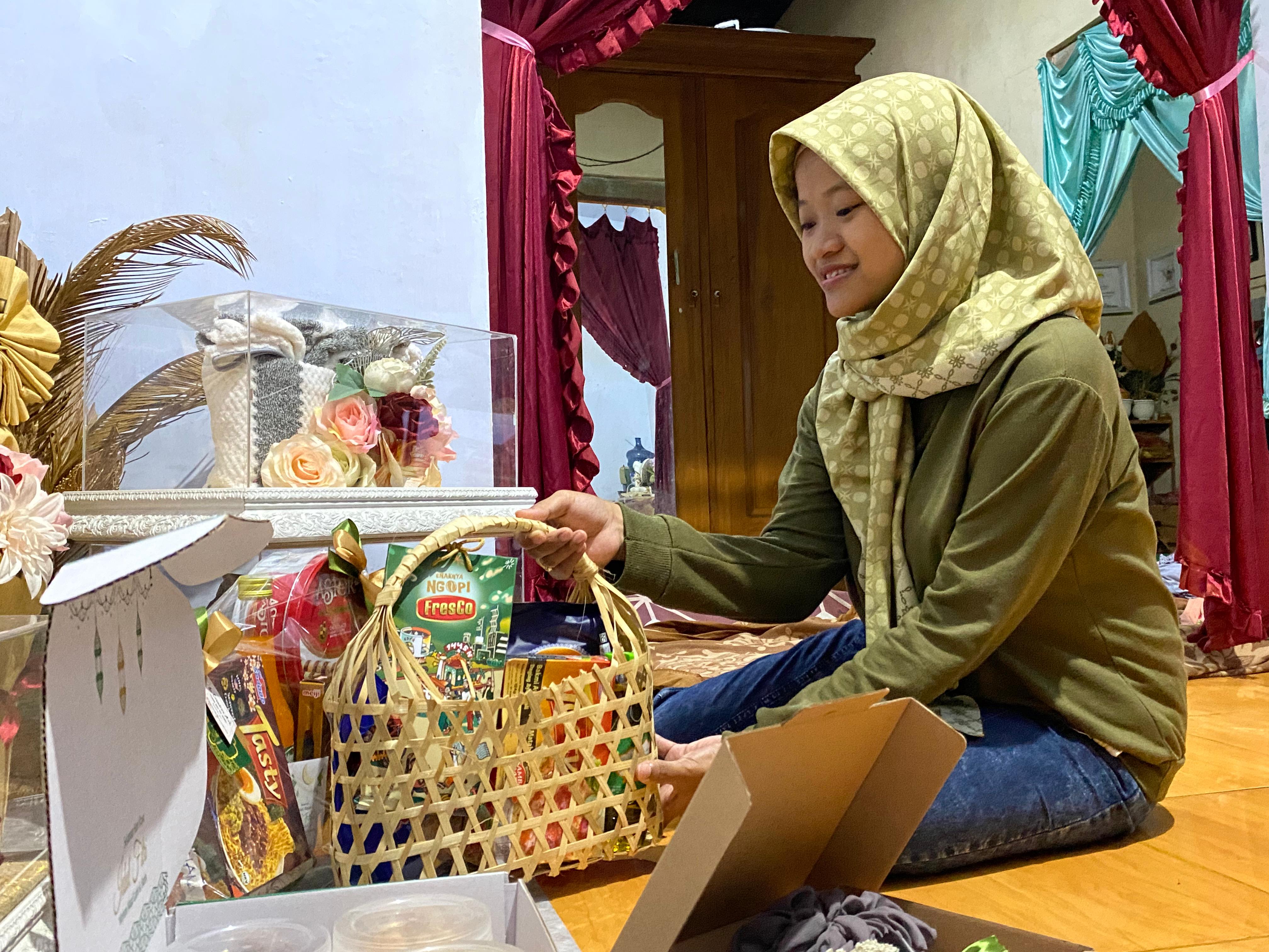 PESANAN PERNIK LEBARAN: Ruli Efendi dan Restiana menunjukkan sejumlah pesanan hampers yang siap kirim untuk bingkisan Lebaran.
