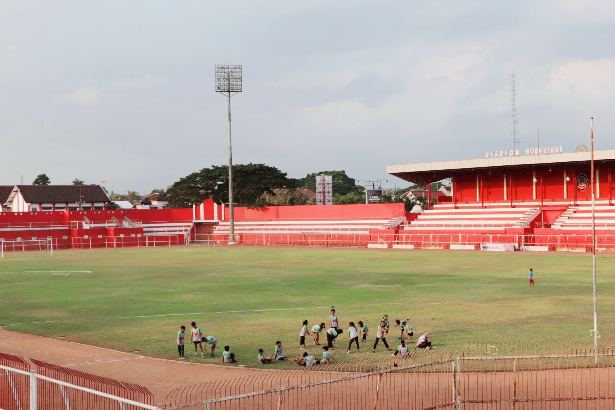MASIH TRAUMA: Stadion Soeprijadi Kota Blitar yang akhirnya gagal menjadi basecamp Arema FC di Liga 1 musim 2024/2025 ini.
