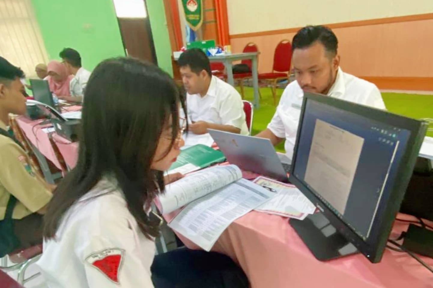 INGIN CEPAT: Verifikator SMAN 1 Srengat melayani verval pada tahap prapendaftaran peserta didik baru (PPDB) kemarin (6/6).