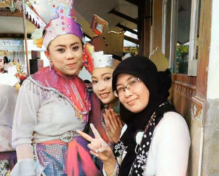 HOBI POSITIF: Anif Endrayani ketika mendampingi anak binaan menarinya.