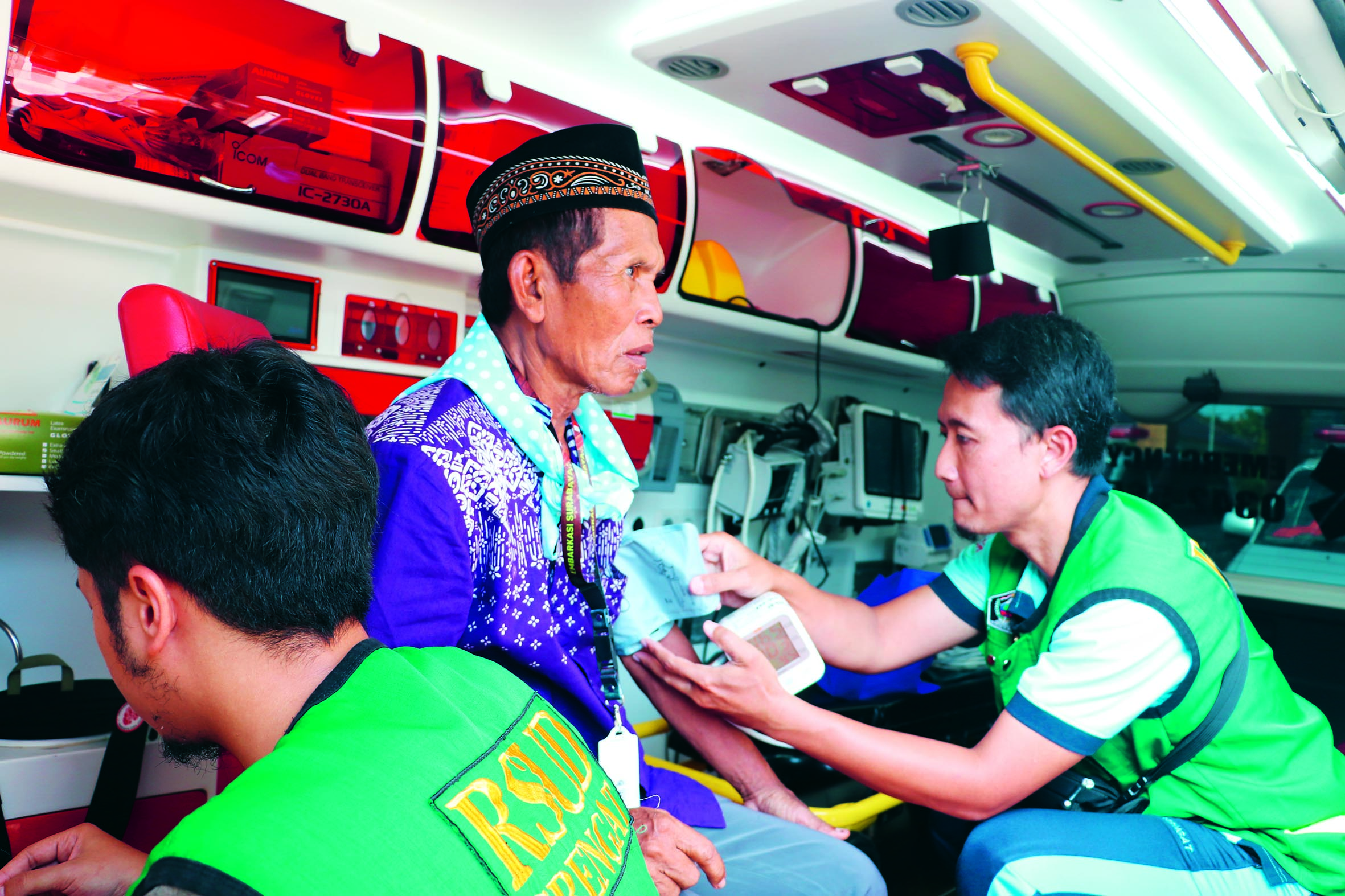 BEROBAT: Seorang calon jamaah haji (CJH) Kabupaten Blitar memeriksa kesehatannya sebelum berangkat di mobil milik Dinas Kesehatan (Dinkes) pada 29 Mei lalu.
