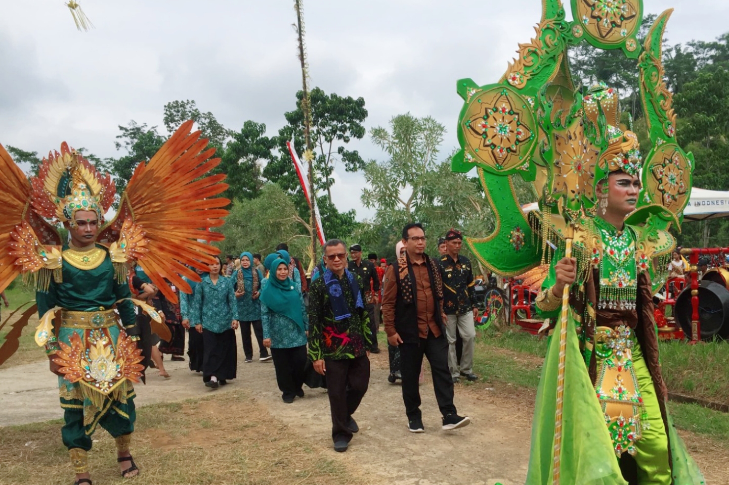 CEK LAPANGAN: Tim Penilai Lomba Desa Pelaksana Terbaik 10 Program Pokok PKK Tingkat Provinsi Jawa Timur saat kunjungan di Desa Kemirigede, Kecamatan Kesamben,