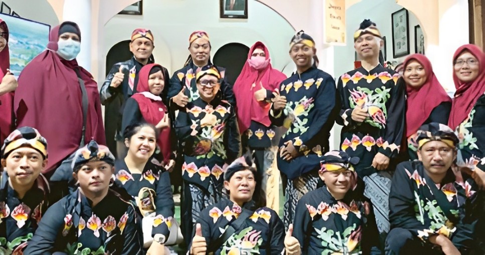 KOMPAK: Pimpinan DPRD berfoto bersama seluruh pegawai dan staf Sekretariat DPRD Kota Blitar