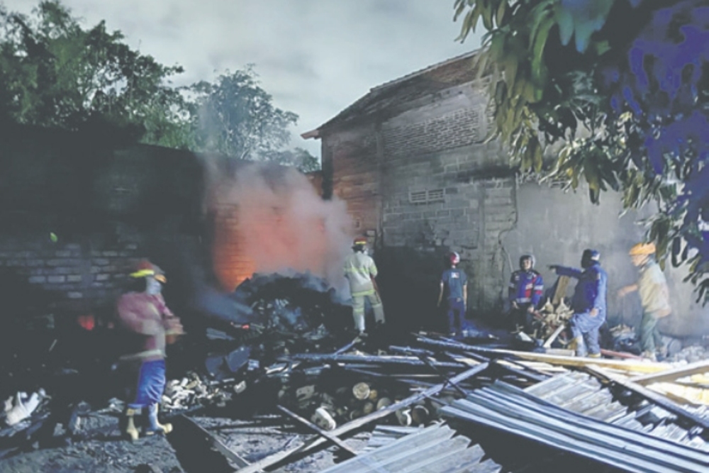 PERAN AKTIF: Petugas melakukan pembasahan dan pemadaman usai kebakaran gudang kendang di Kelurahan Tanggung, Kepanjenkidul, Kamis (6/6).