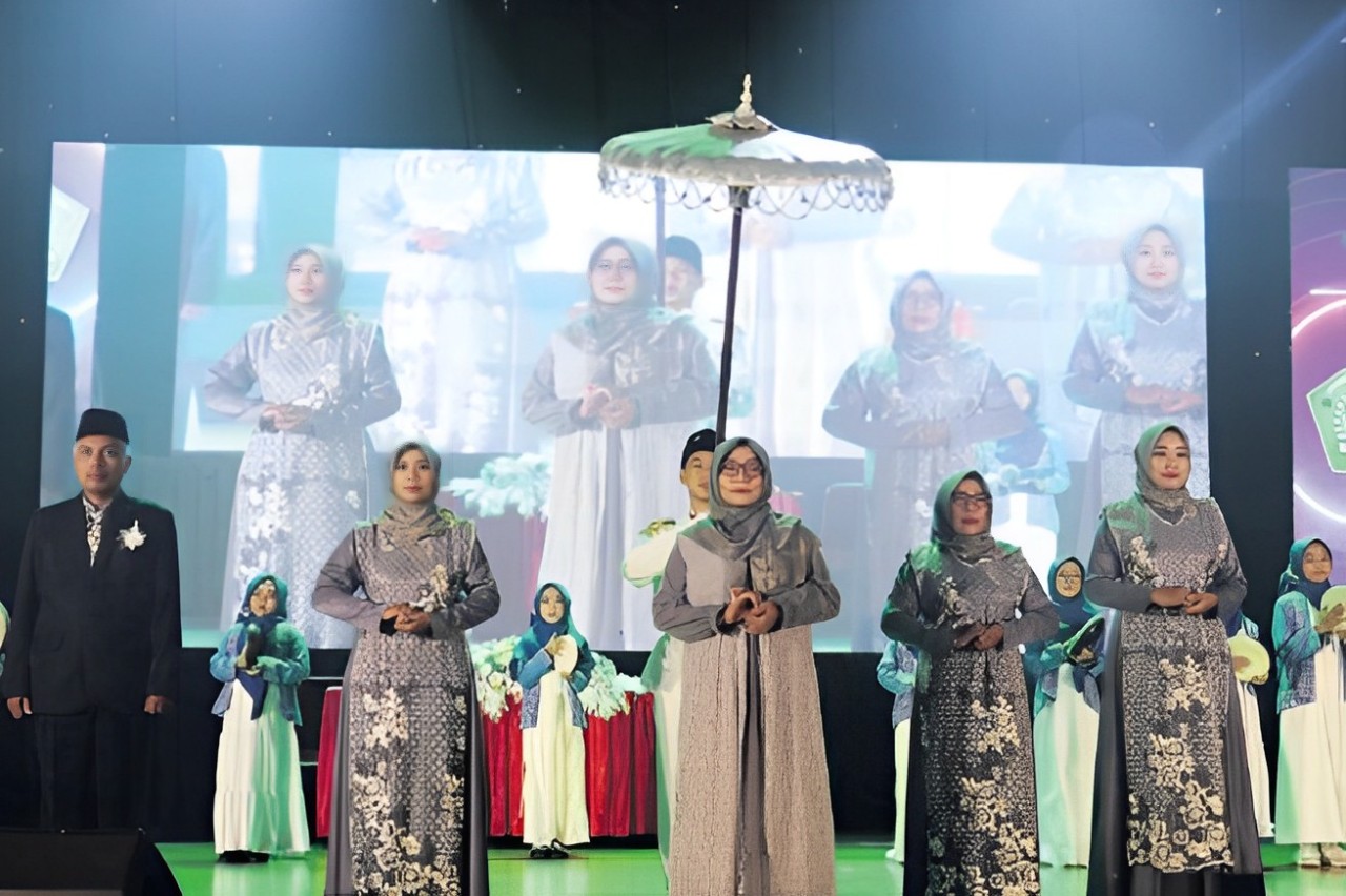 MERIAH: Kepala MI Perwanida Kota Blitar Darin Nafi&rsquo;ah (tengah) membuka acara Student Day ke-25 dan pelepasan peserta didik kelas 6, tahun ajaran 202