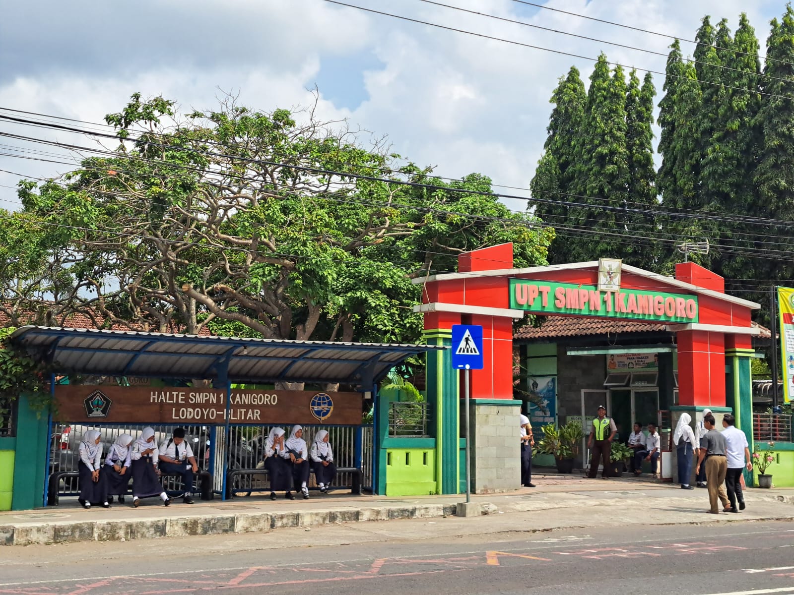 TERTIB : Siswa SMPN 1 Kanigoro pulang sekolah beberapa waktu lalu