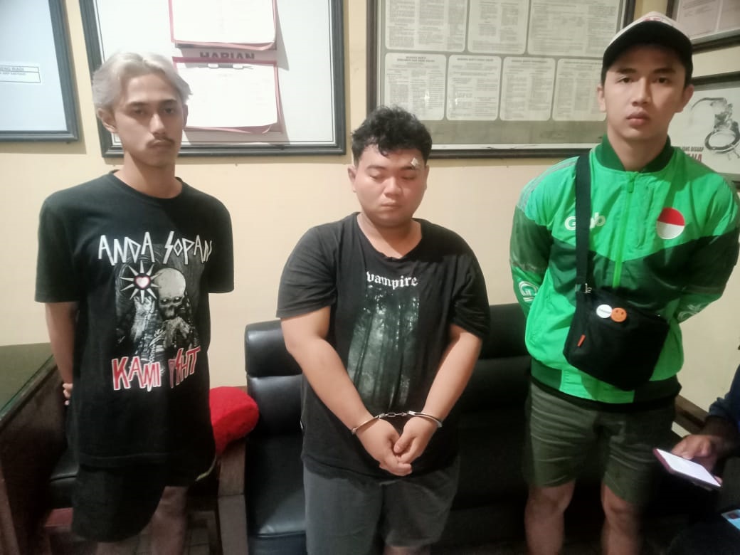 MERESAHKAN: Mustik Cahyono Furqon, 25 (kiri), warga Kelurahan Bendogerit Kota Blitar menjadi tersangka penipuan toko kelontong dengan modus QRIS palsu di Kecamatan