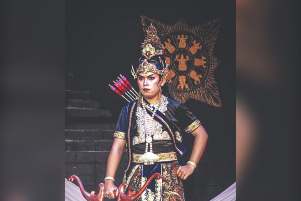 TANGKAS: Jovanda Arviansyah dalam pertunjukan tari yang digelar Jumat (17/5).&nbsp;