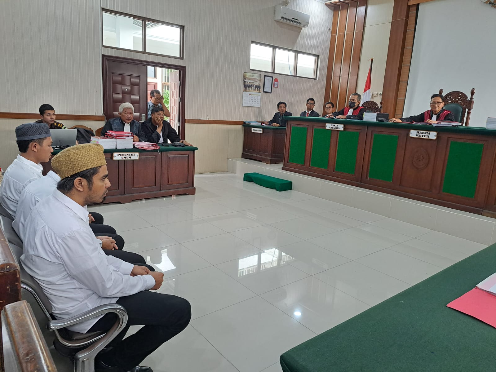 TENANG: Samsudin cs menjalani sidang kasus video kontroversi tukar pasangan dengan agenda saksi yang meringankan