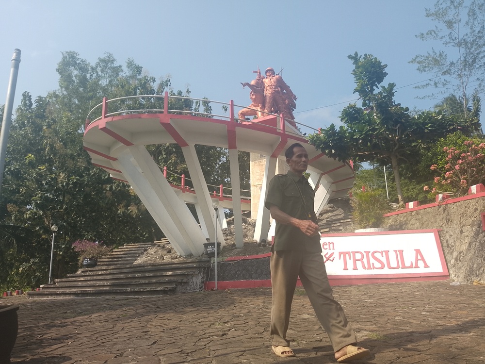 PRIHATIN: Penjaga Monumen Trisula, Sukamto, berjalan menuruni tangga setelah melakukan pengecekan.