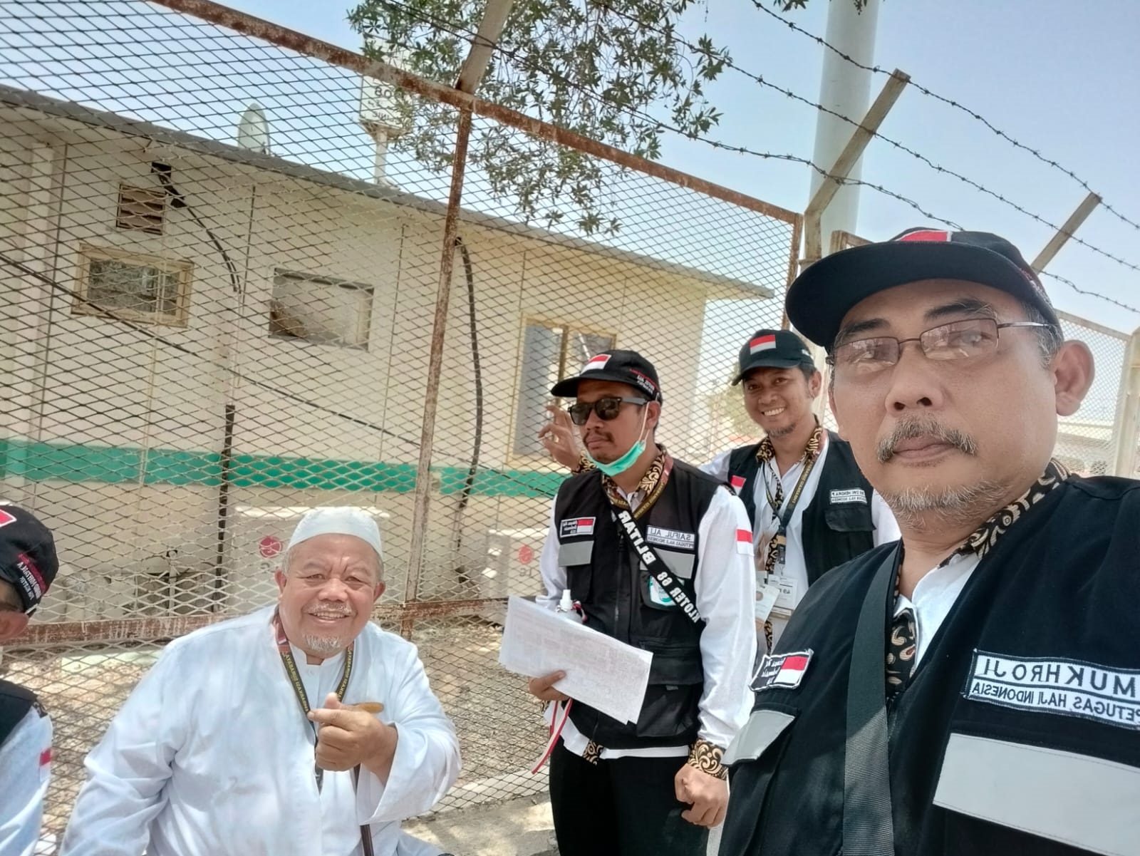 PERSIAPAN: Petugas haji Kabupaten Blitar mendampingi jemaah lansia yang menjalani ibadah sunah di Tanah Suci Makkah.