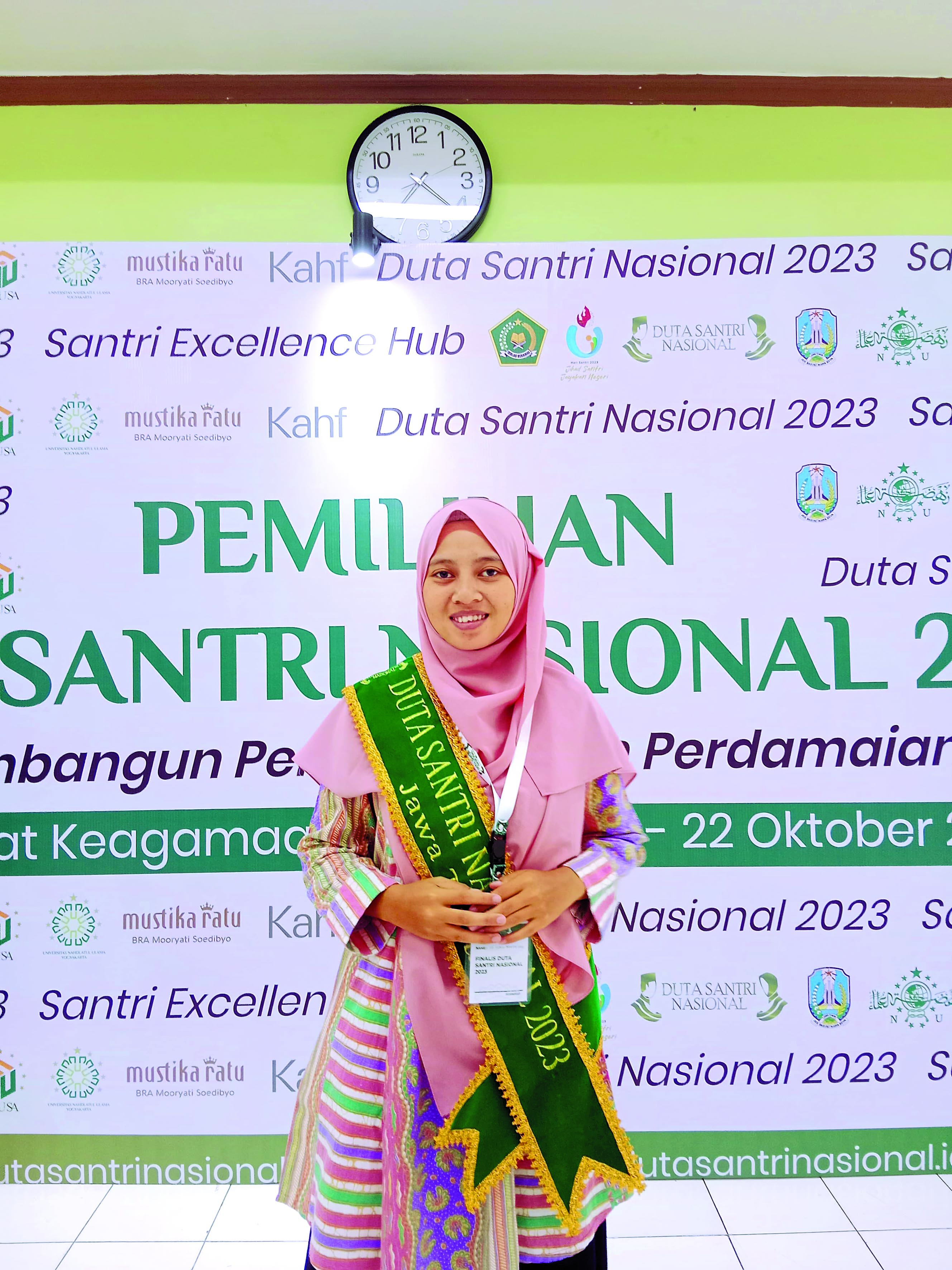 BERPRESTASI : Siti Nuril Romdhiyah memakai selempang duta santri nasional usai beberapa waktu lalu.