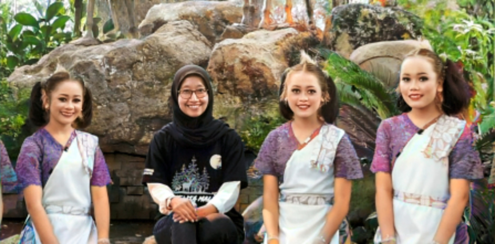 PIAWAI: Yulia Fitriani (tengah) mendampingi para penampil tari Ranting Rintang di Kesambi Trees Park beberapa waktu lalu.