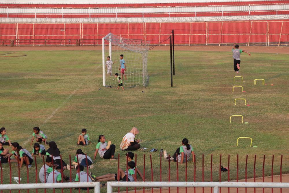 KEBANGGAAN: Masyarakat dan atlet sejumlah cabor memanfaatkan Stadion Soeprijadi sebagai tempat latihan hampir setiap hari.