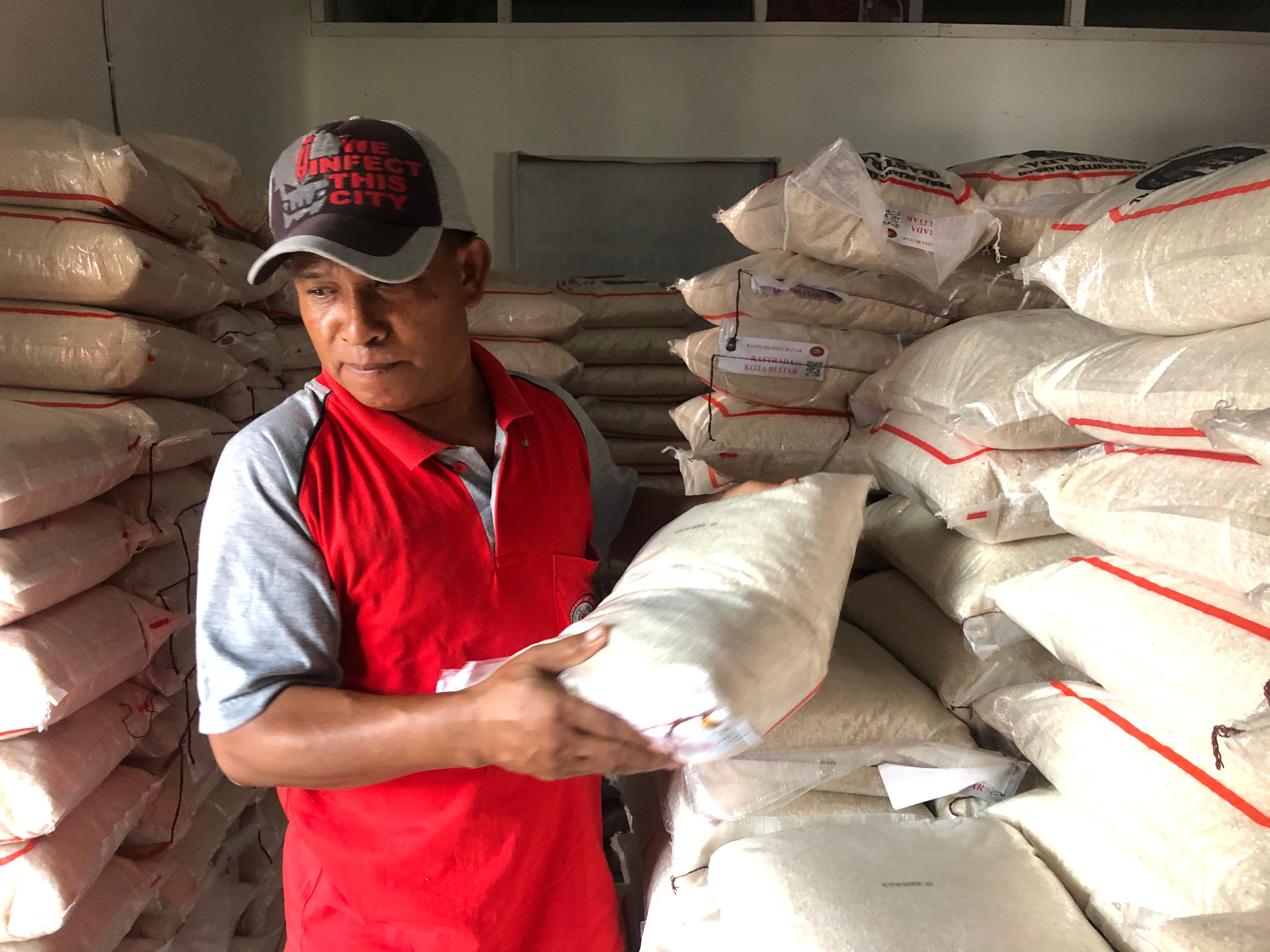 Ribuan warga kurang mampu di Kota Blitar segera menerima bantuan pangan berupa Beras Sejahtera Daerah (Rastrada).