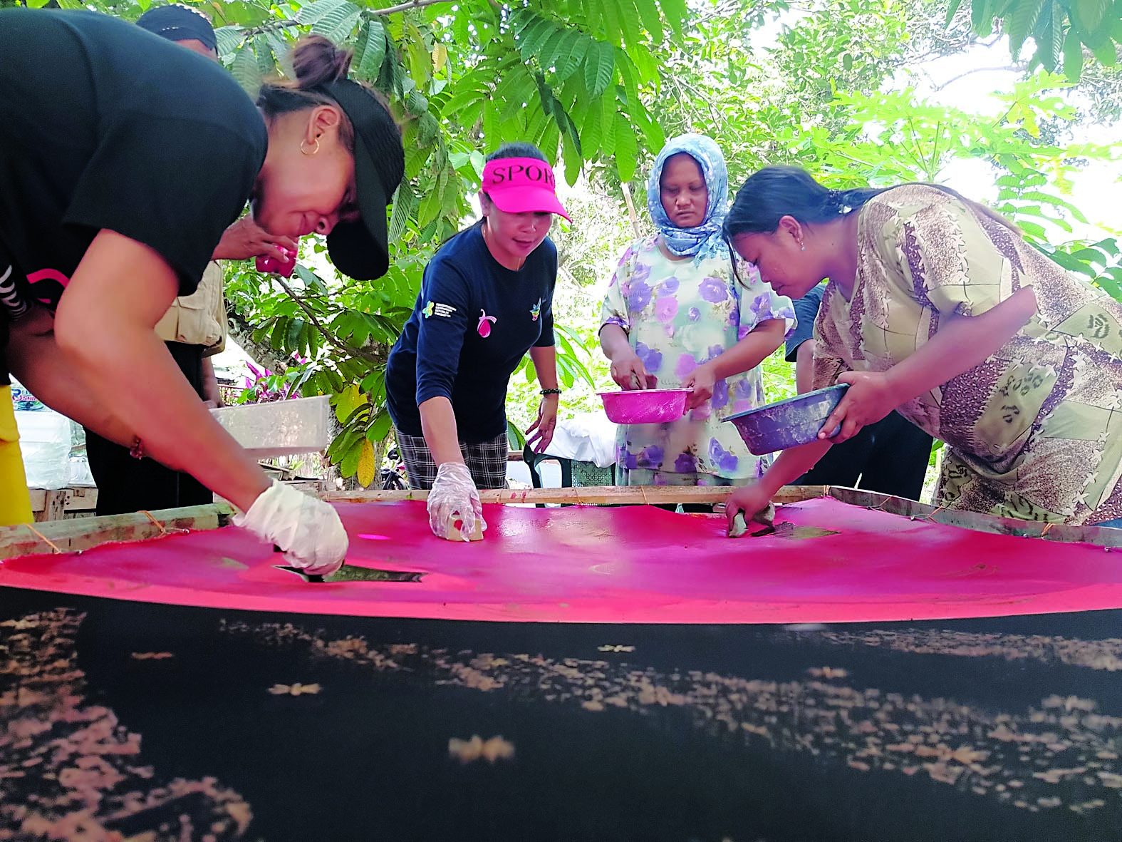 BERSAMA: Beberapa kader dan ODGJ tampak bahu membahu membuat batik.