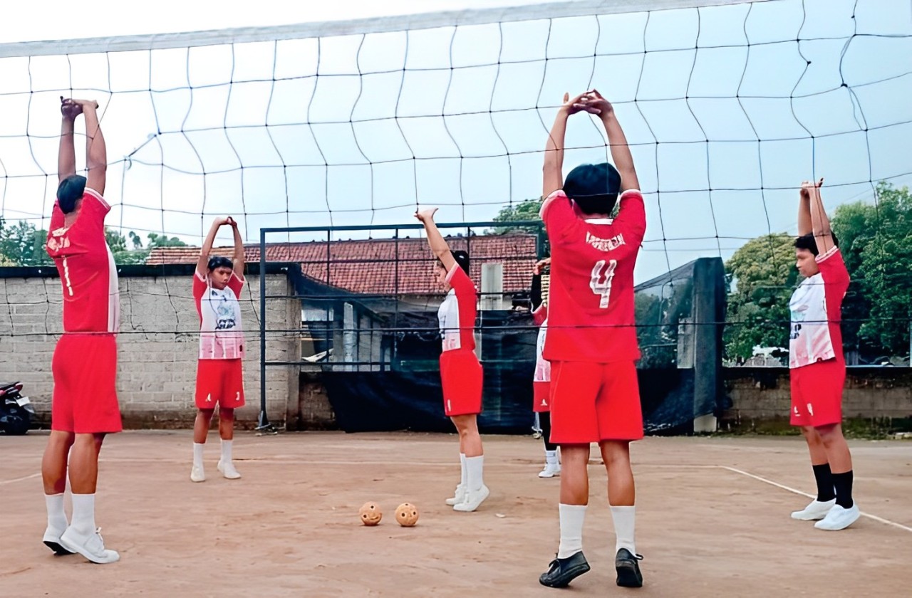 PERSIAPAN: Atlet sepak takraw Kabupaten Blitar melakukan latihan di lapangan Kecamatan Udanawu.