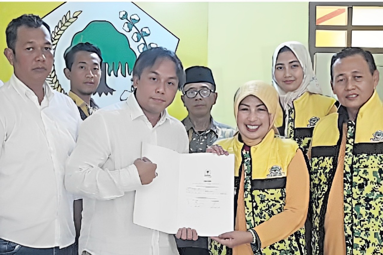 IKHTIAR: Wima Brahmantya saat mengembalikan formulir bacakada di DPD Golkar Kabupaten Blitar, Sabtu (15/6).
