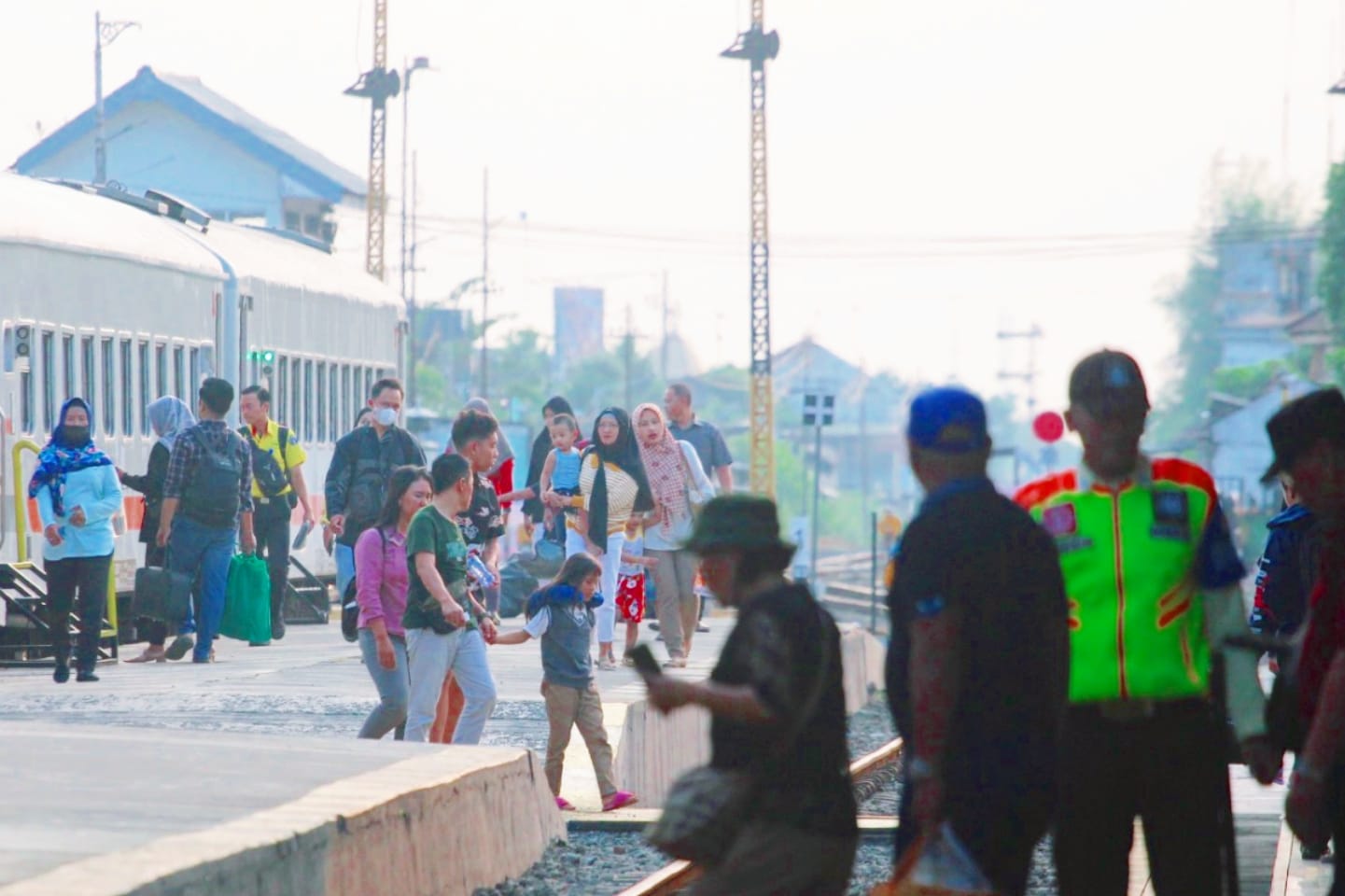 PULANG KAMPUNG: Penumpang Kereta Api yang turun di Stasiun Blitar, kemarin (17/6).