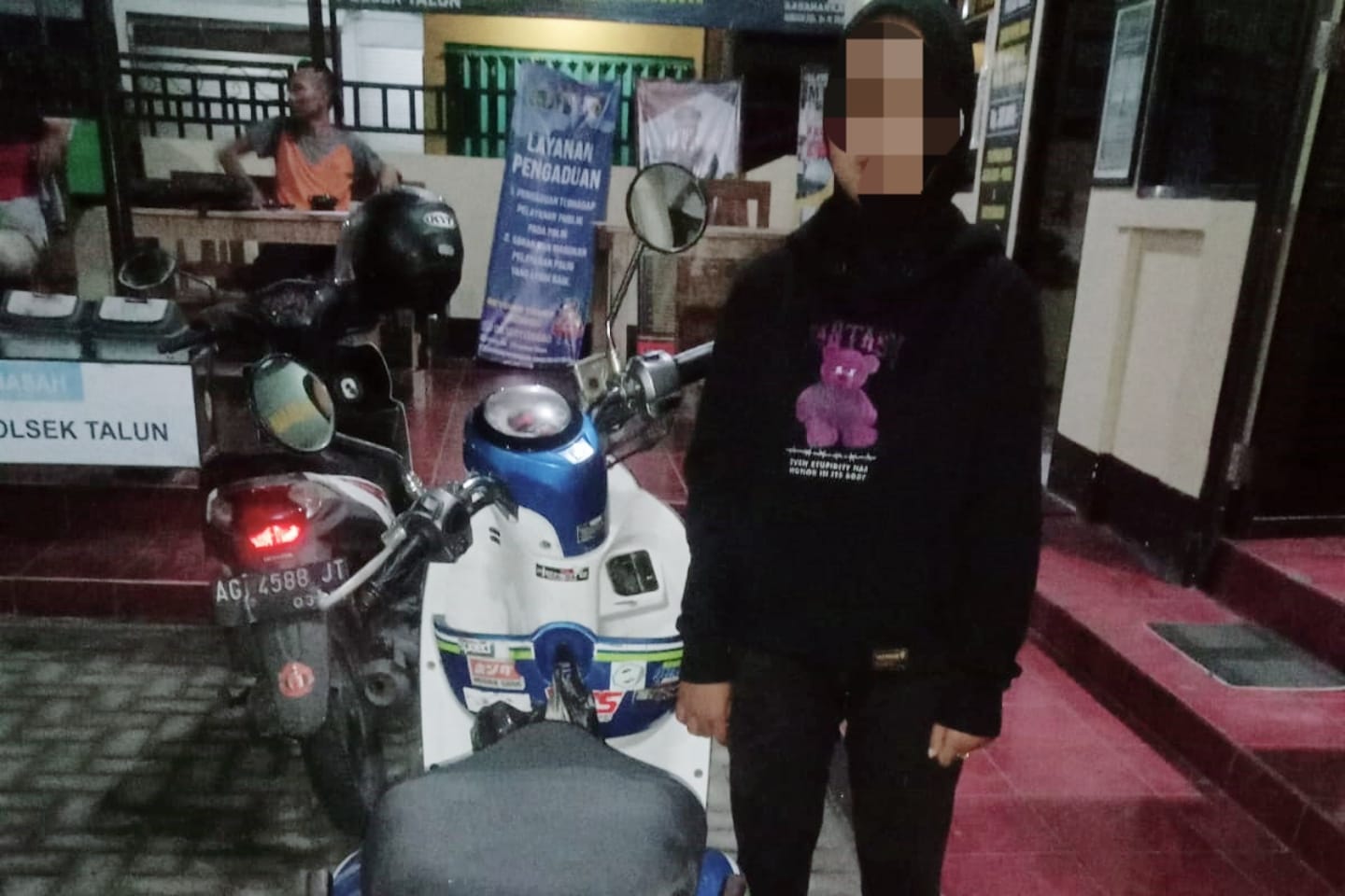Remaja perempuan berinisial JEP (16) dibawa ke kantor polisi beserta sepeda motor Scoopy. Sepeda motor ini hilang dicuri dari rumah warga Kelurahan Kamulan, Kecamatan Talun