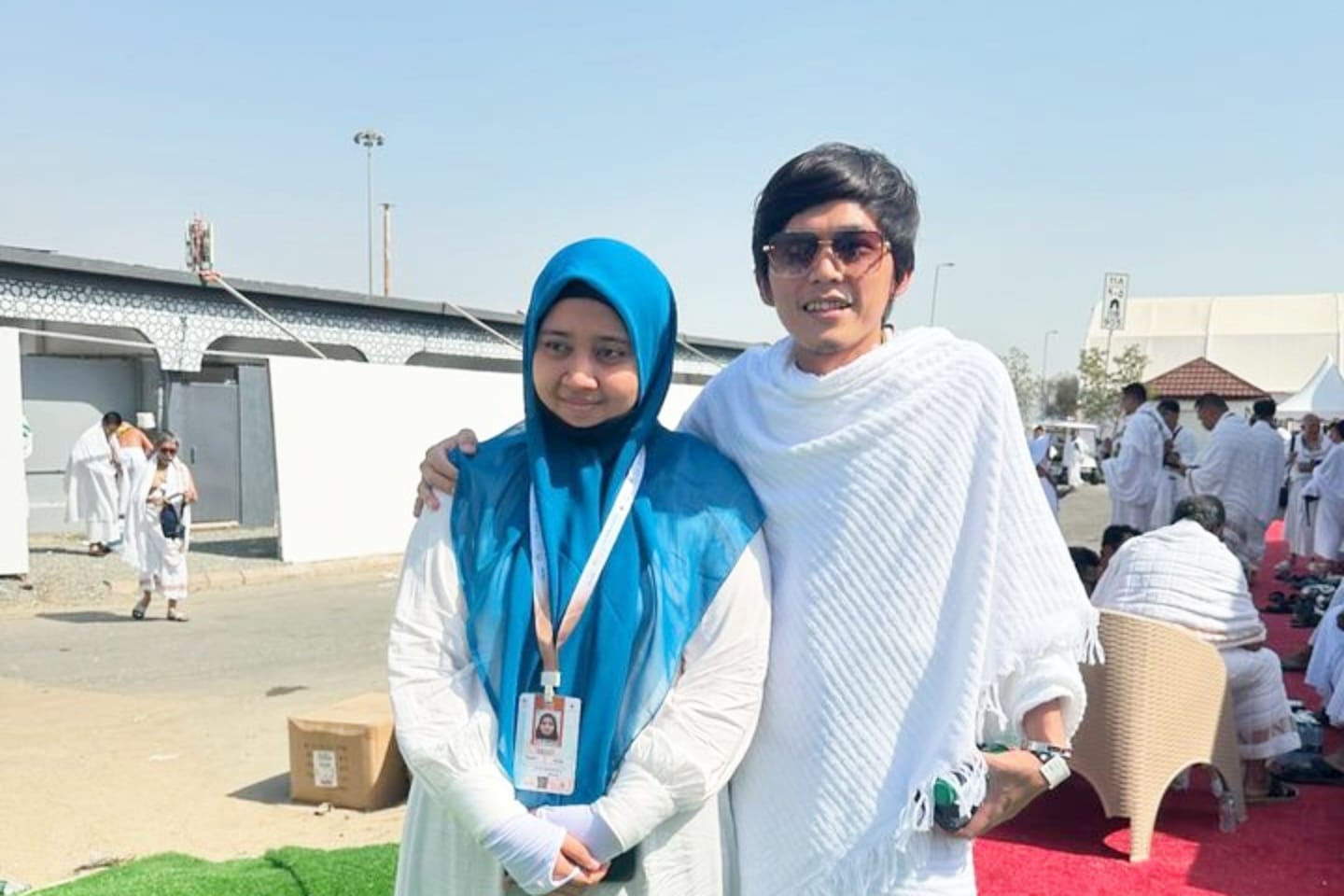 Gus Iqdam dan istri ketika berada di Arafah