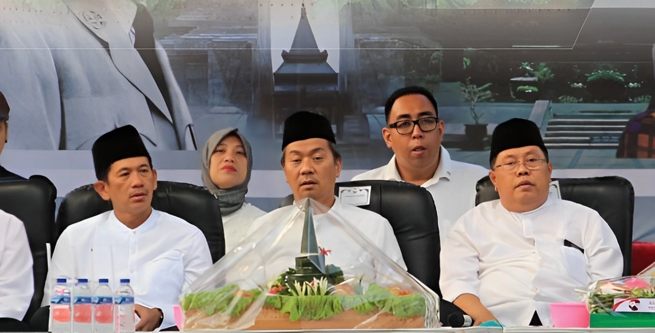 DOAKAN PUTERA SANG FAJAR: Wali Kota Blitar Santoso dan jajaran forkopimda serta tokoh agama doa bersama memperingati Haul Bung Karno di kawasan MBK.