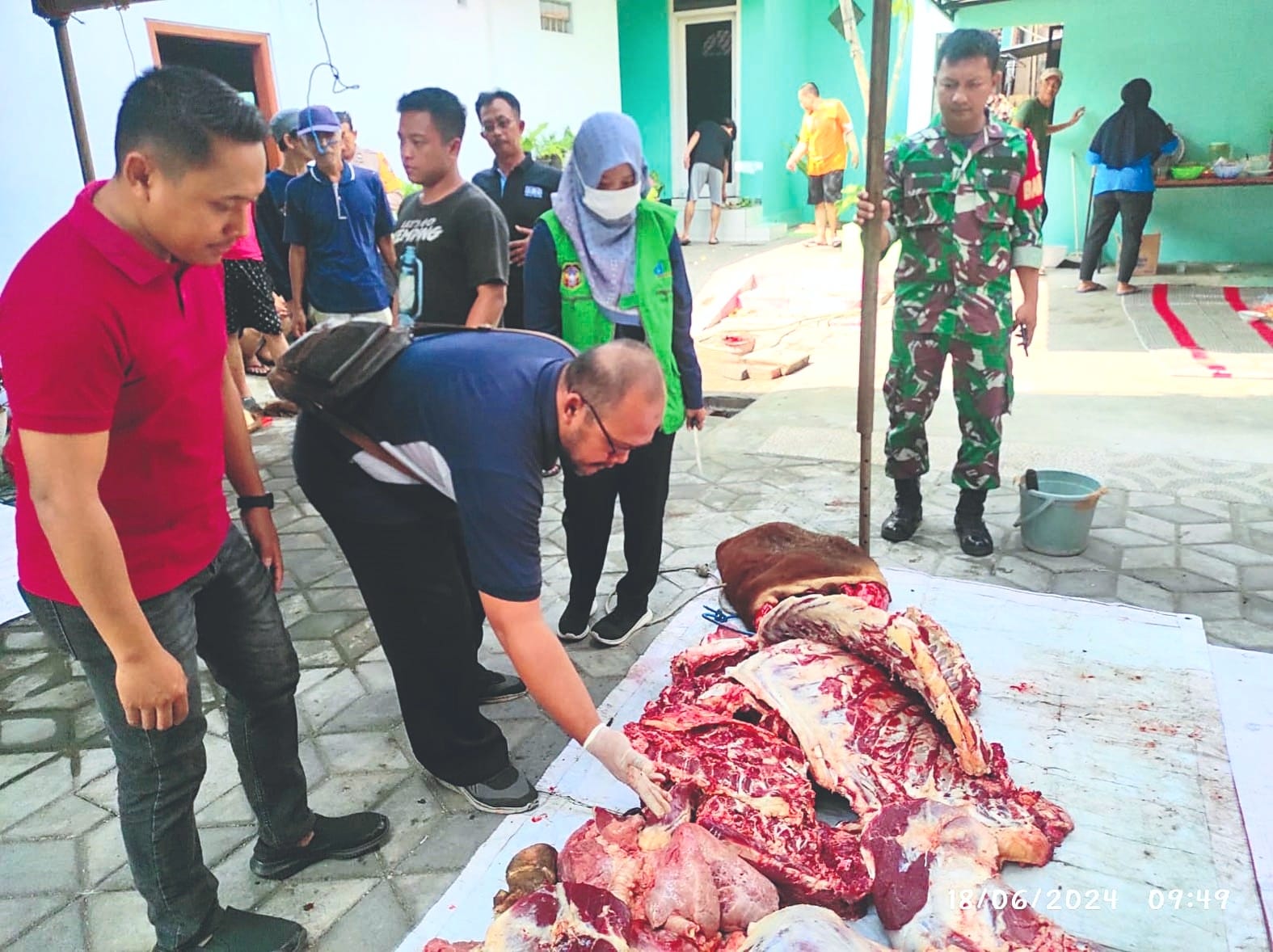 AWASI KETAT: DKPP Kota Blitar mengecek daging dan organ dalam hewan kurban untuk memastikan keamanan pangan selama hari penyembelihan.