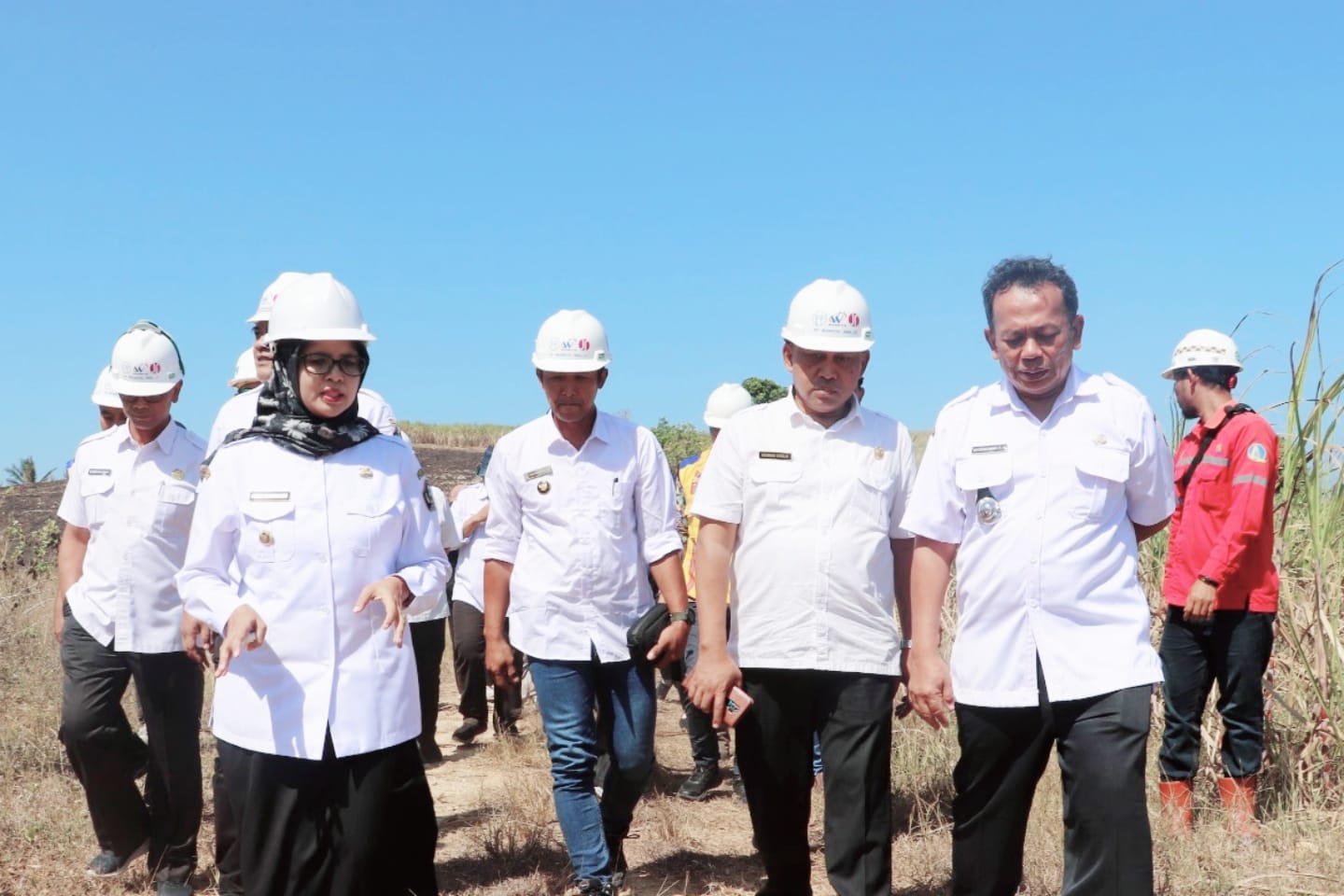 TURUN LAPANG: Bupati Blitar Rini Syarifah monev jalur lintas selatan bersama BBPJN, kemarin (19/6).
