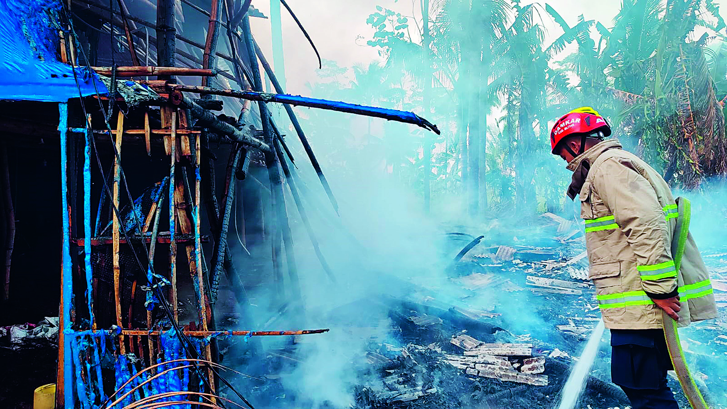 JADI ARANG: Personel Damkar Kabupaten Blitar berupaya menjinakkan api yang melalap salah satu rumah warga bebeberapa waktu lalu.