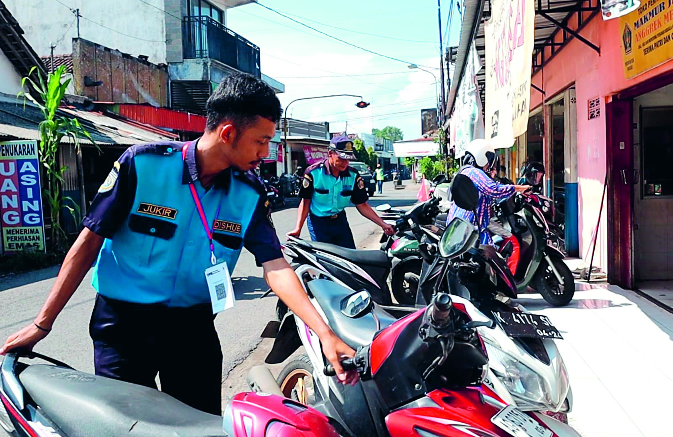 TERTIB: Petugas parkir menata kendaraan yang berada di Pasar Kademangan, kemarin (20/6).