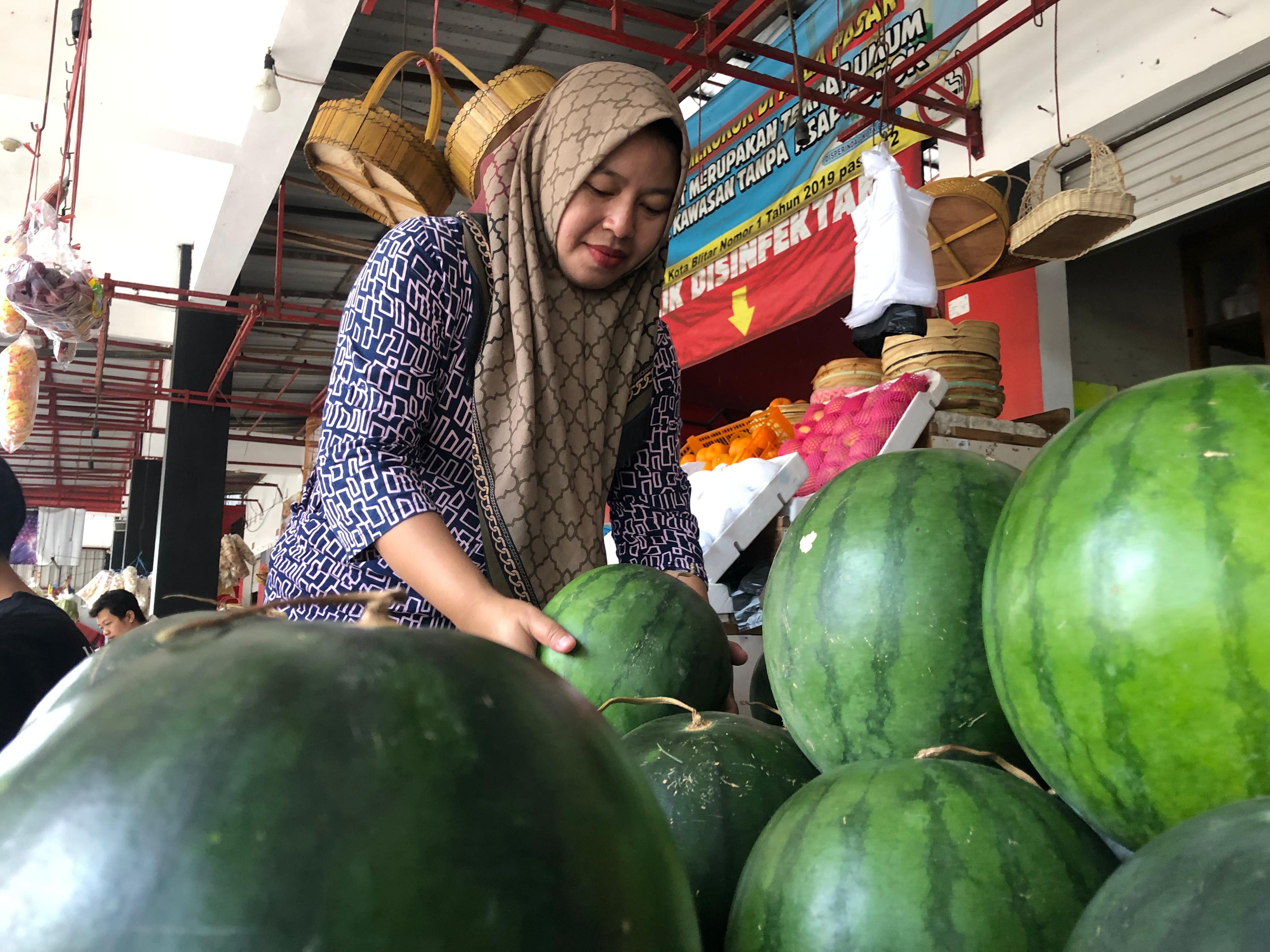 SELEKSI: Penjual buah semangka di Pasar Legi sedang memilihkan semangka yang bagus, kemarin (16/6
