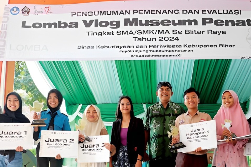 HARUS DITINGKATKAN: Kepala Disbudpar Kabupaten Blitar Suhendro Winarso dan para juri berfoto bersama para juara Lomba Vlog Museum Penataran (21/6).