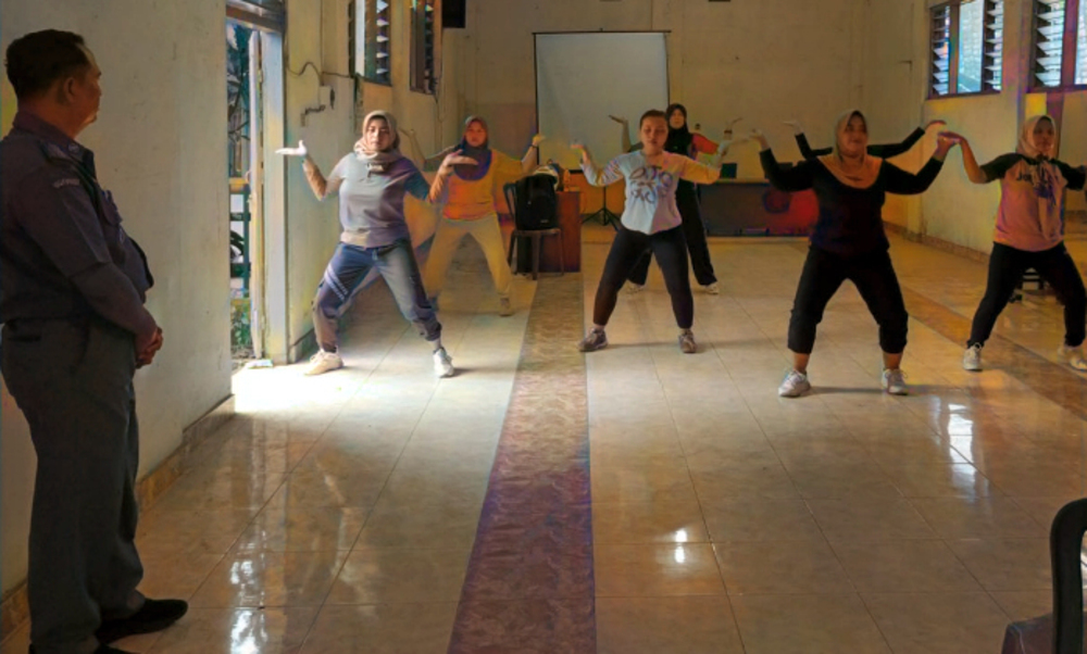LATIHAN RUTIN: Tim senam Perwosi Kecamatan Talun menjalani latihan di Gedung Aula Kecamatan Talun, dipantau langsung Camat Talun, Raden Julison Padangestu (kiri).