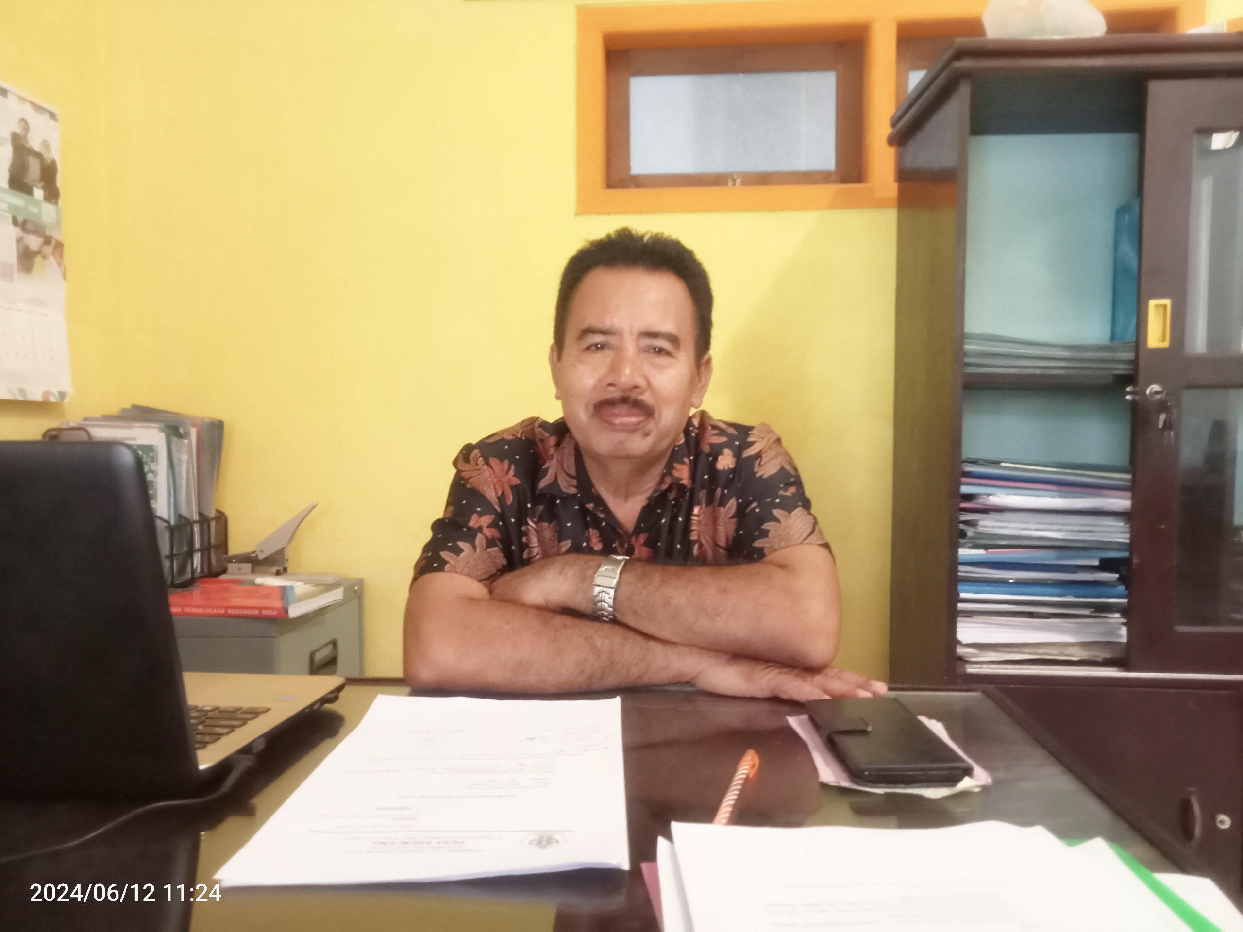KREATIF: Kepala Desa Krenceng, Amsori, mengawali budidaya selada dengan belajar dari internet.