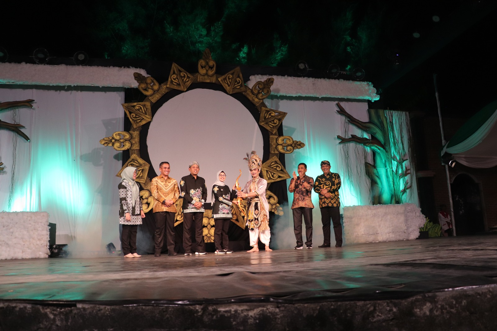 Bupati Blitar Rini Syarifah menyerahkan busur kepada pemeran Kresna sebagai simbol dimulainya pagelaran atau Festival Kresnayana ke 11 di Amphitheater Penataran pada Sabtu (22/6/2024) malam.