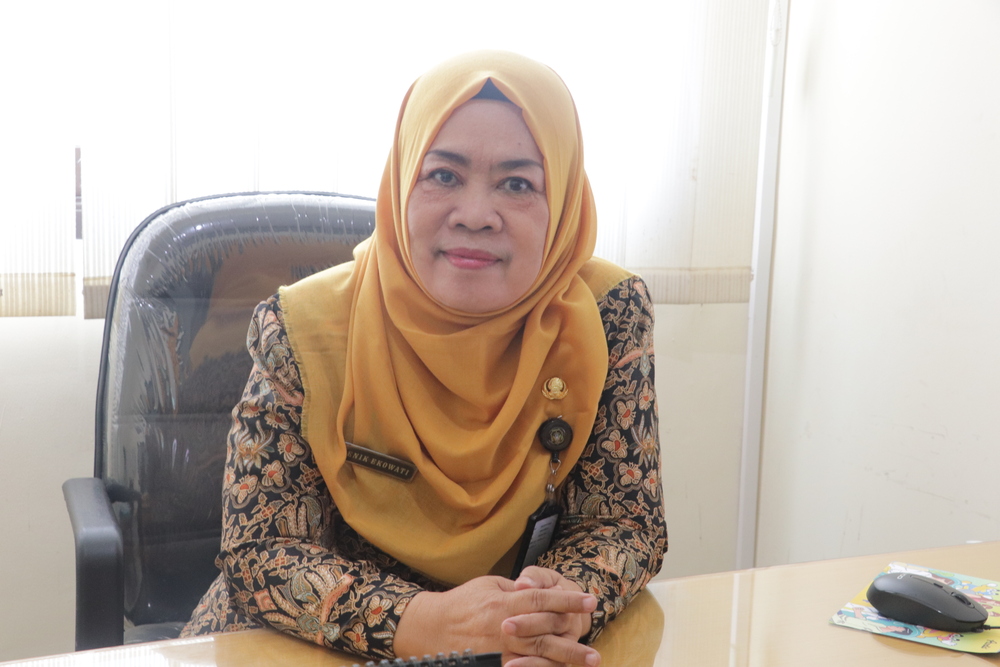 BERPENGALAMAN: Enik Sulistyowati, bidan yang telah mengabdi puluhan tahun di RS Mardi Waluyo Blitar.