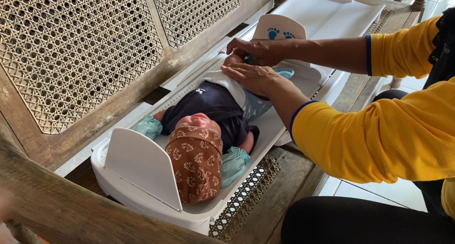 SEHAT: Pengecekan berat badan di salah posyandu di Kabupetan Blitar.